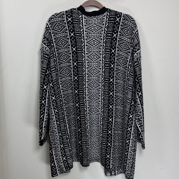 (H1)Old Navy, black and white,Aztec style
Cardigan sweater,LG
Heavyweight cotton - Picture 7 of 11